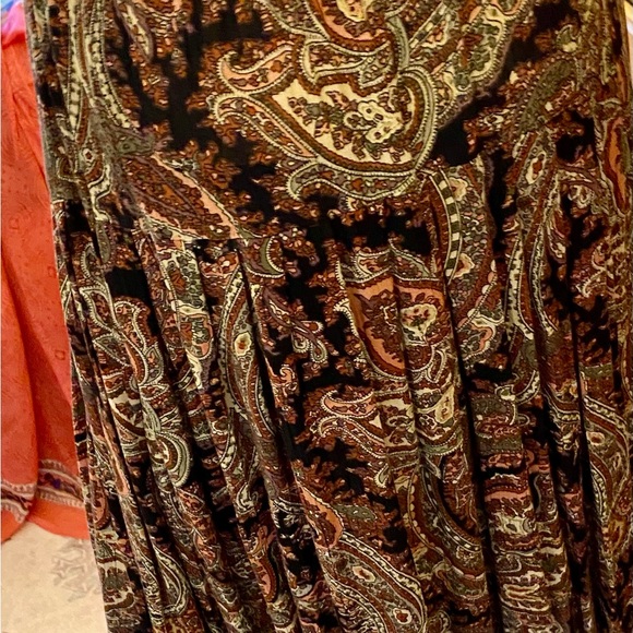 Carole Little full skirt size in a tan collection of colours, paisley pattern. - Picture 17 of 17